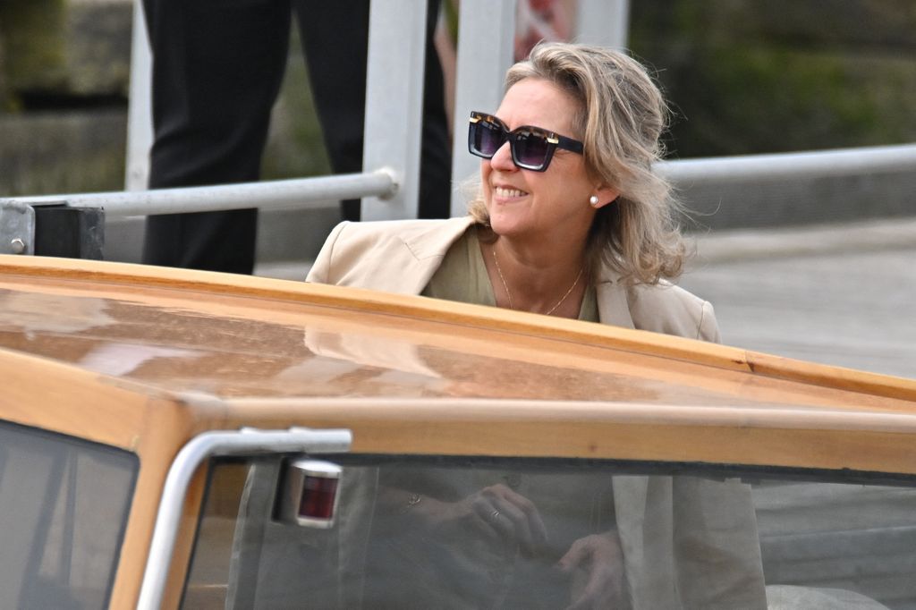 Patricia, mujer de José Andrés, con gafas de sol en Venecia