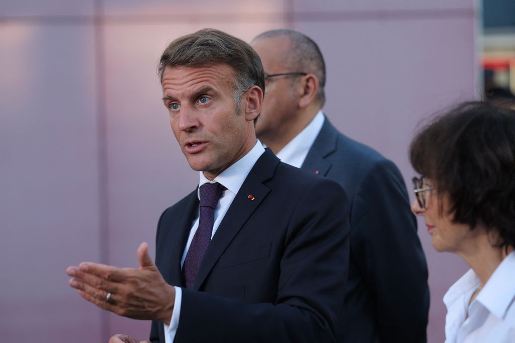 El presidente francés Emmanuel Macron se dirige hacia los medios en una conferencia de prensa en el Centro Operativo Departamental de Bomberos y Rescate en Bordeaux, el 27 de julio de 2026.