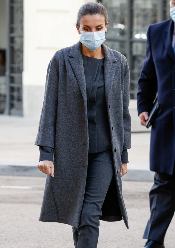 Reina Letizia con traje gris