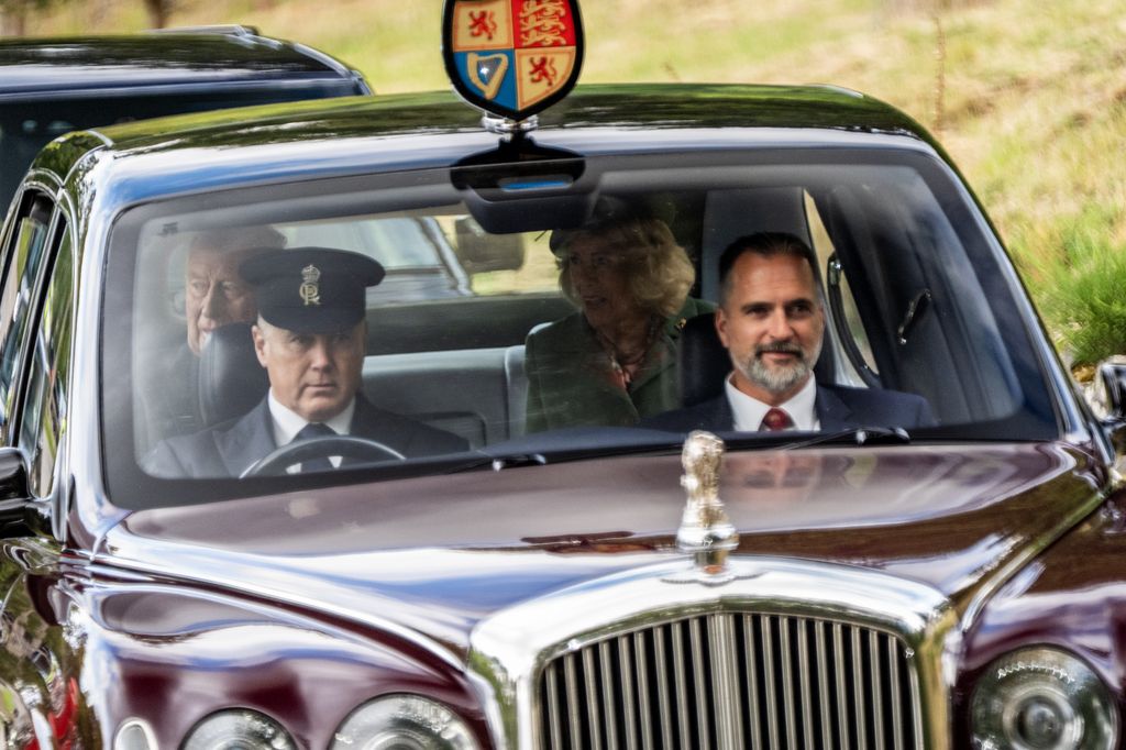 Los reyes Carlos III y Camilla han sido los primeros en llegar a la misa dominical