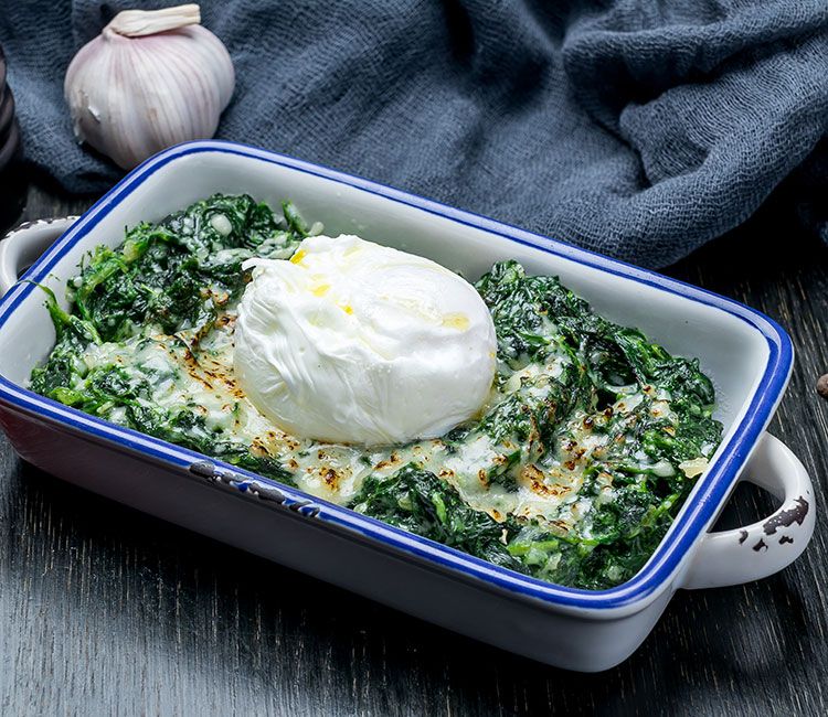 Espinacas a la crema y huevo poché