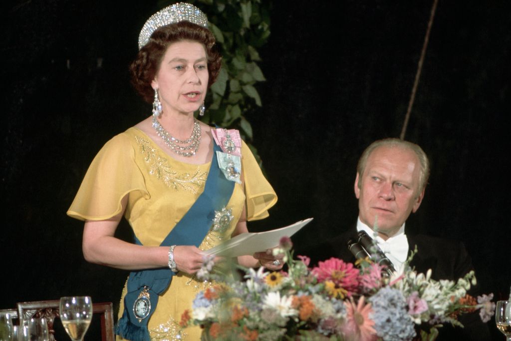 La reina Isabel junto a la Tiara Kokoshnik de la reina Alexandra en su visita a Estados Unidos en 1976