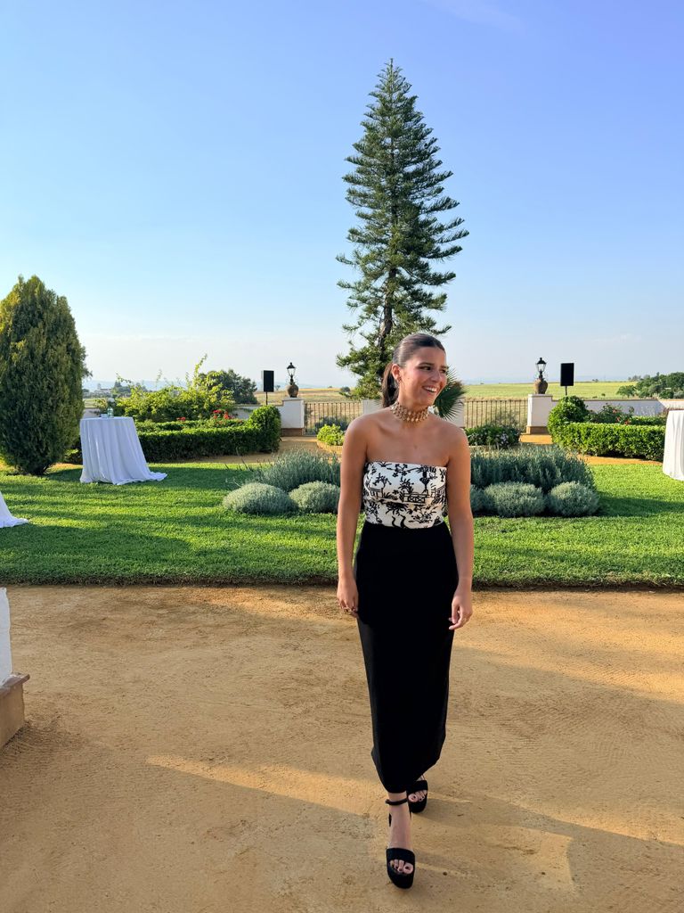 Tana Rivera con look de invitada de Nicolás Montenegro.