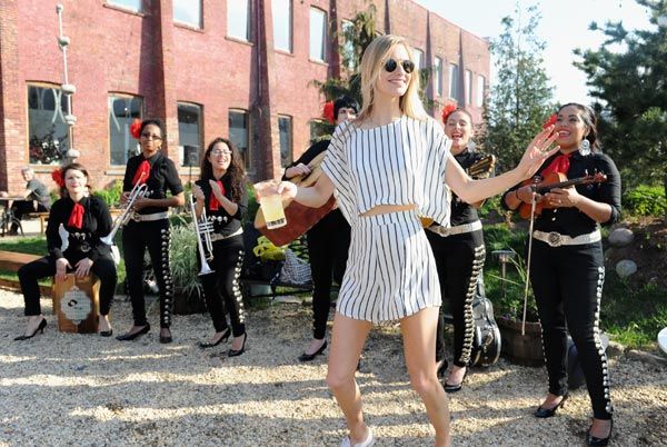Había un grupo de mariachis que amenizaron la velada y con el que Poppy se arrancó a bailar
