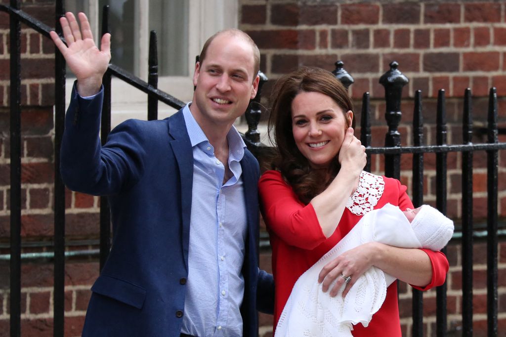 El príncipe Guillermo y Kate Middleton con su hijo Louis en brazos 