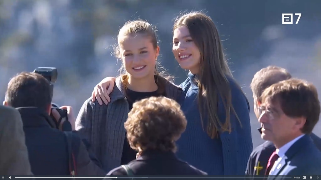 Primer plano de la Princesa Leonor y la Infanta Sofía posando abrazadas en Sotres