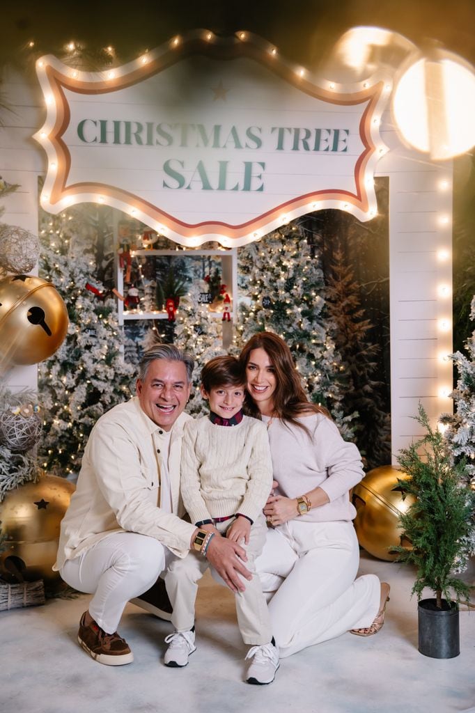 Alessandra y Daniel viven la ilusión de la Navidad a través de los ojos de su hijo