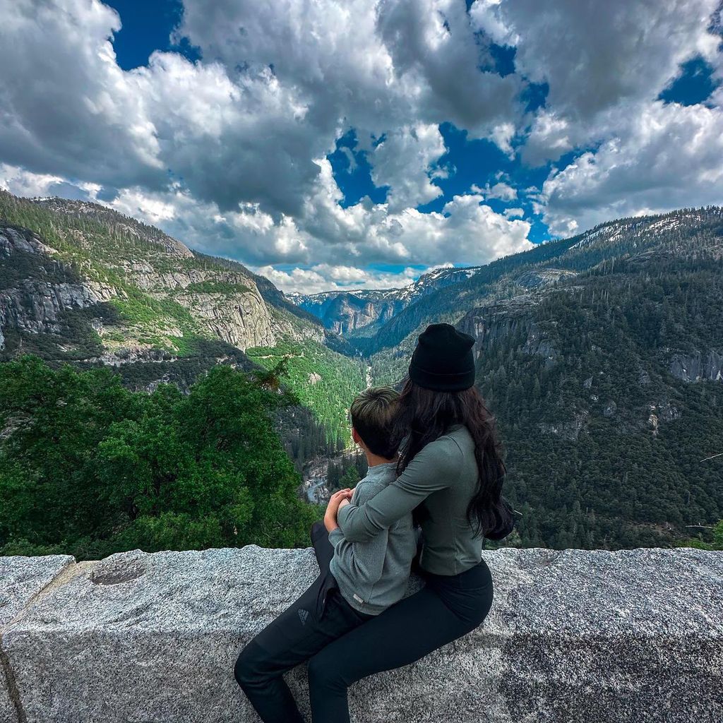alejandra espinoza y su familia en el parque yosemite