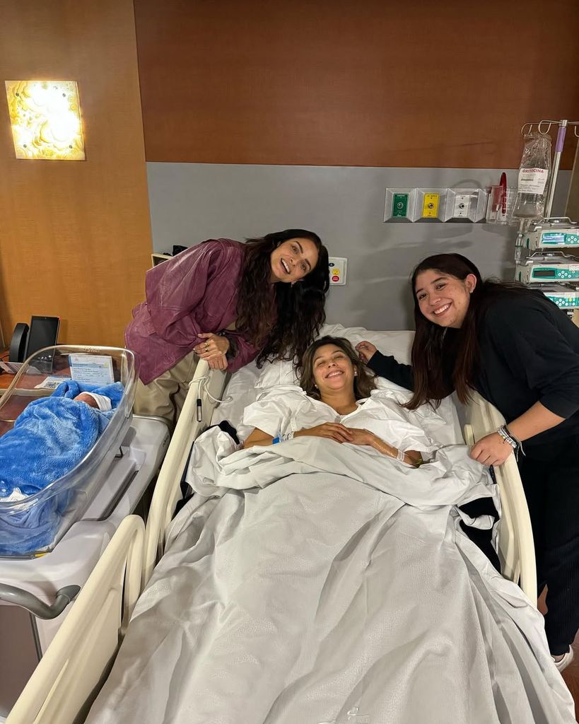 Aislinn Derbez con Chiara y Michelle el día que nació Thiago.