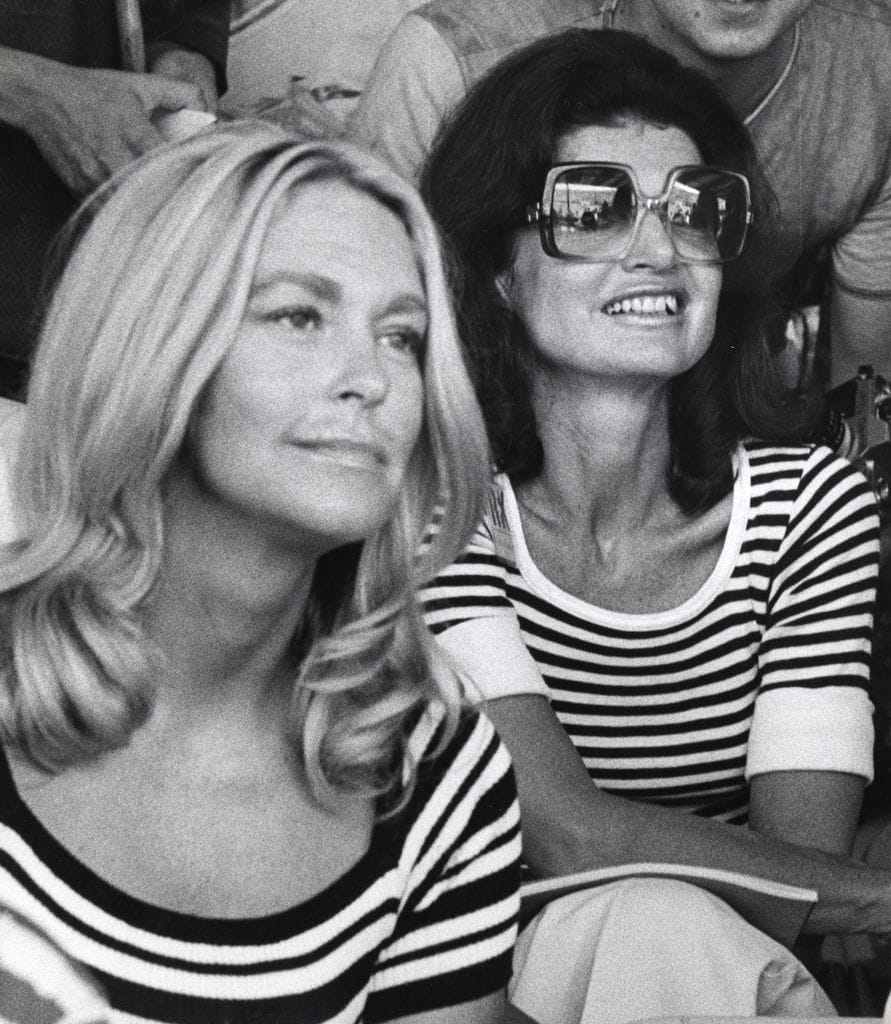 Joan Kennedy y Jackie Kennedy Onassis, cuñadas y parte de la fachada que sostuvo el mito de la familia estadounidense perfecta