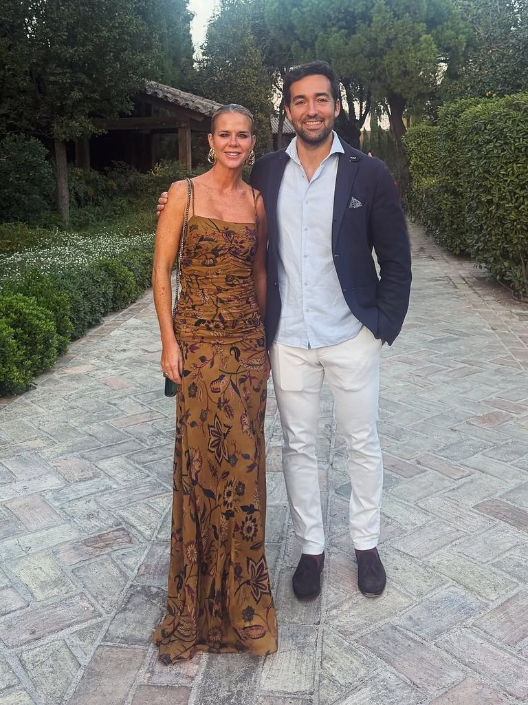 Amelia Bono con vestido de invitada en una boda de otoño en Madrid, 2026.