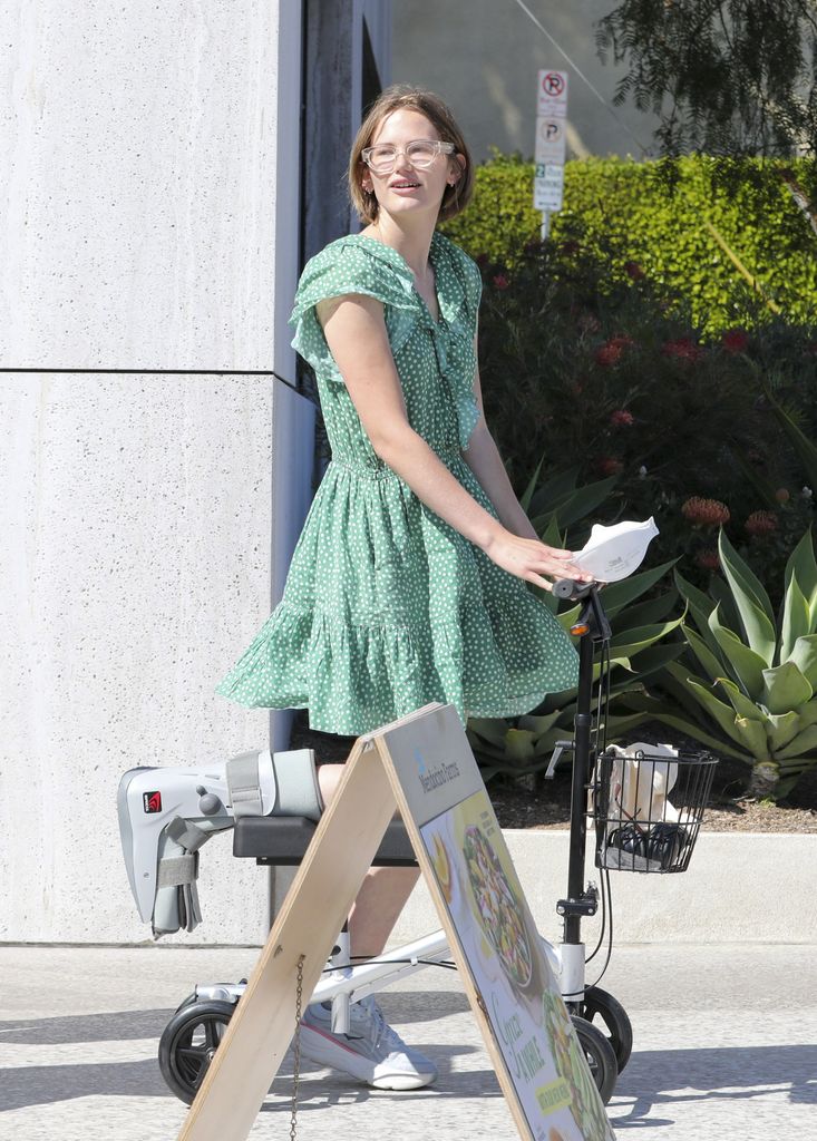 Violet Affleck llevaba en la mano su habitual mascarilla.