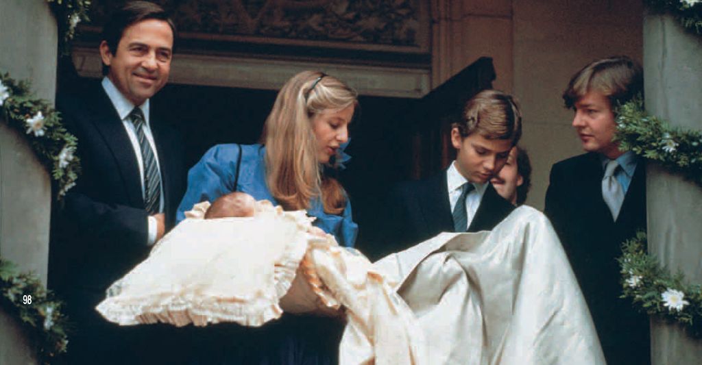 Bautizo del primer hijo de Ernesto de Hannover y Chantal Hochulí con padrinos como el rey Felipe VI, entonces un joven príncipe de Asturias, y el rey Constantino de Grecia, que era, al igual que la reina Sofía, primo hermano de Ernesto de Hannover