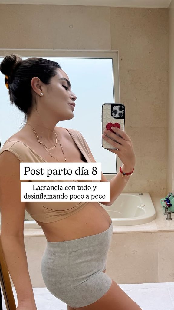 Ximena Navarrete compartió una selfie en la que mostró su figura postparto.