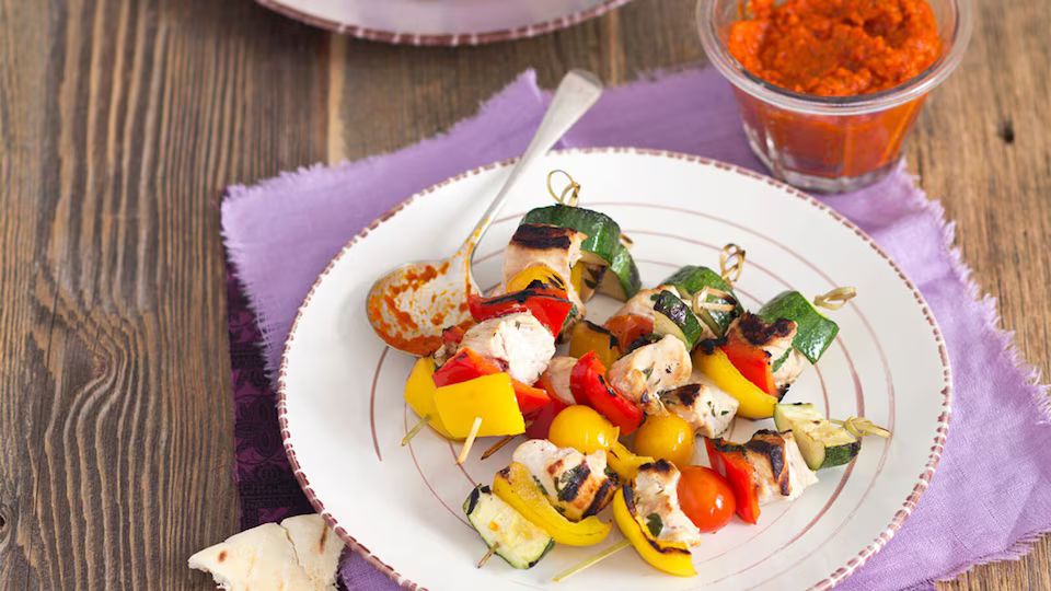 Brochetas de pavo y verduras con 'harissa' y pan de pita