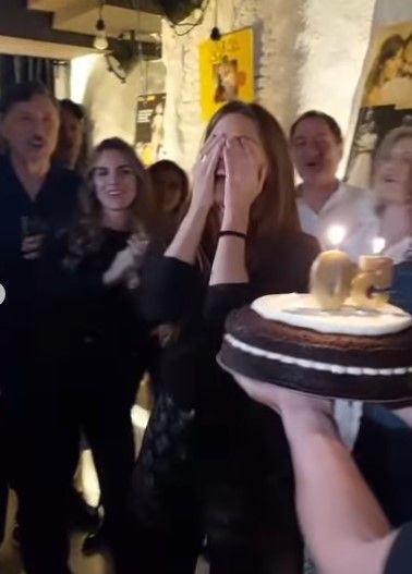 Amaia Salamanca y Carlos Bardem no faltaron al cumpleaños de la actriz