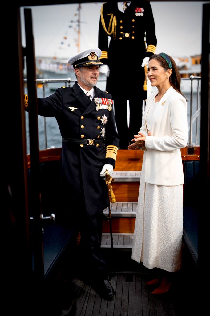 Los reyes Federico y Mary llegaron al buque real Dannebrog a bordo de una lancha