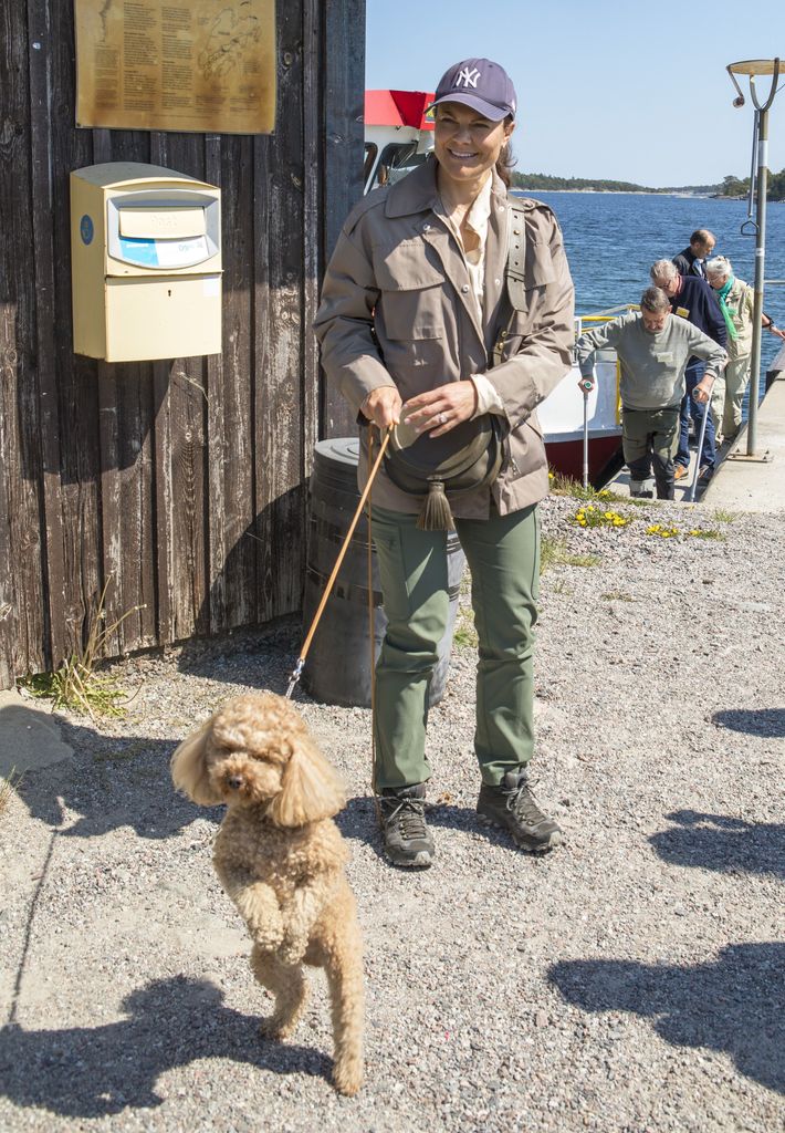 Victoria de Suecia con su perro 'Rio' 