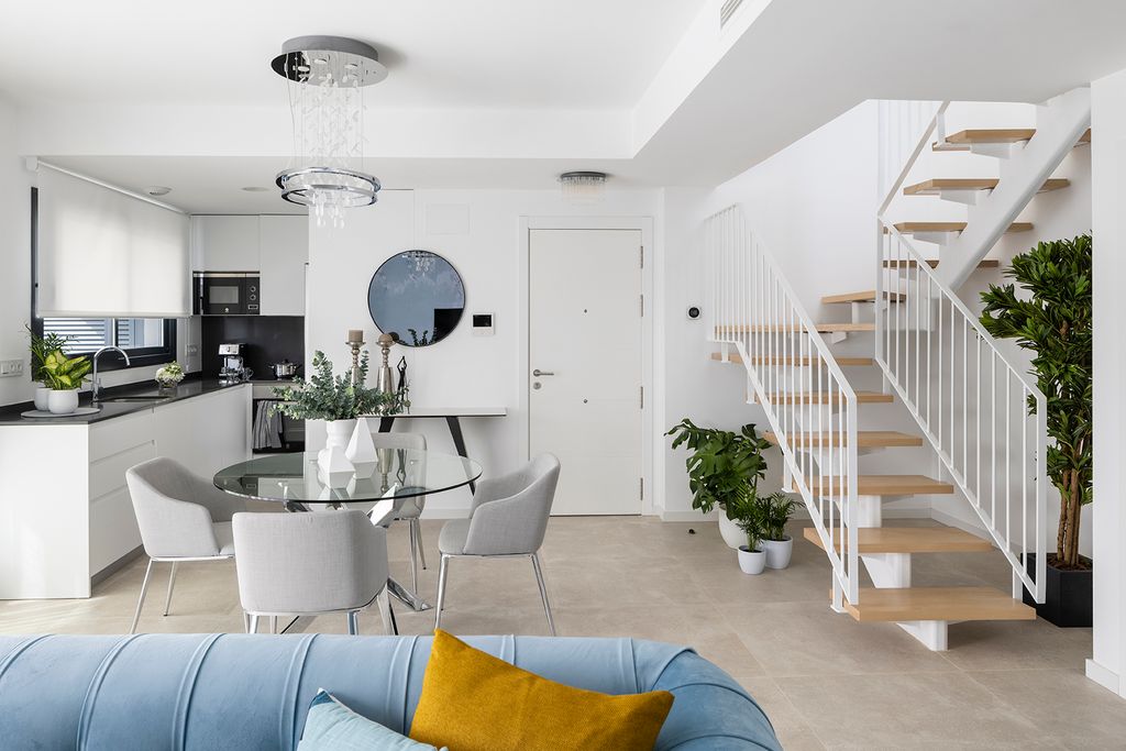 Salón abierto a la cocina, el comedor y el recibidor.  