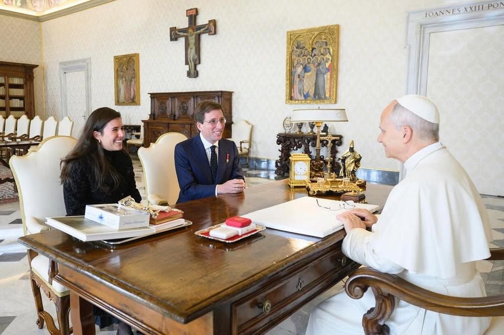 Teresa Urquijo y José Luis Martínez-Almeida. con el Papa León XIV
