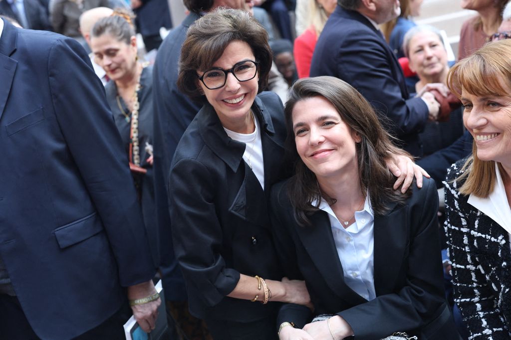 Carlota Casiraghi con Rachida Dati en la Feria del Libro de París en abril de 2025