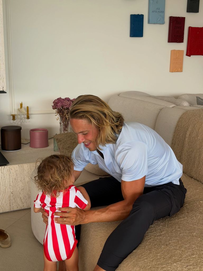 La tierna imagen del futbolista Marcos Llorente en casa con su hija