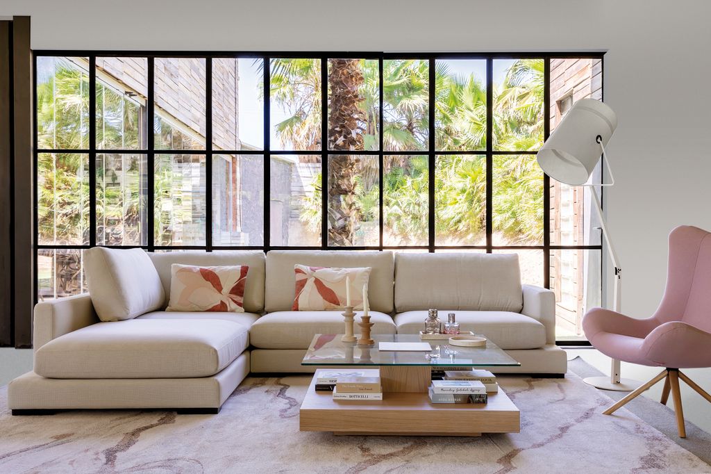 Sofá con chaise longue de color blanco
