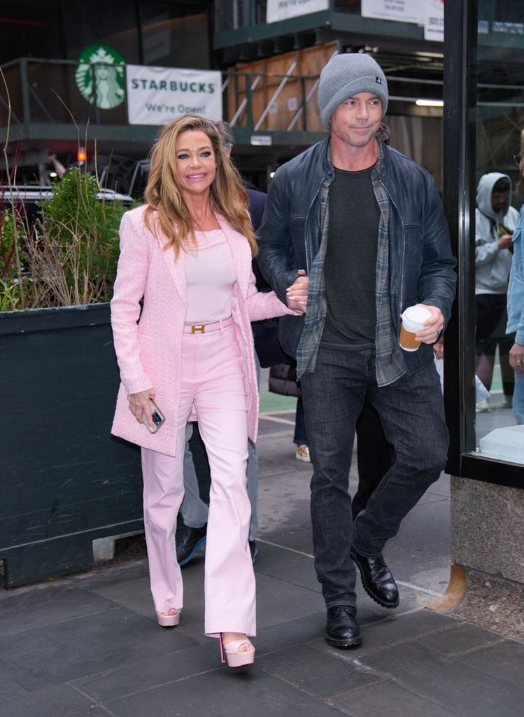 Denise Richards y Aaron Phypers, paseando en febrero de 2025 por Nueva York
