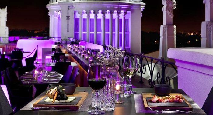 Y un Halloween de altura es el que proponen en la terraza del Me Hotel, ubicado en la madrileña plaza de Santa Ana, donde han montado una programación especial con música de Dj's y cocina de inspiración asiática.
