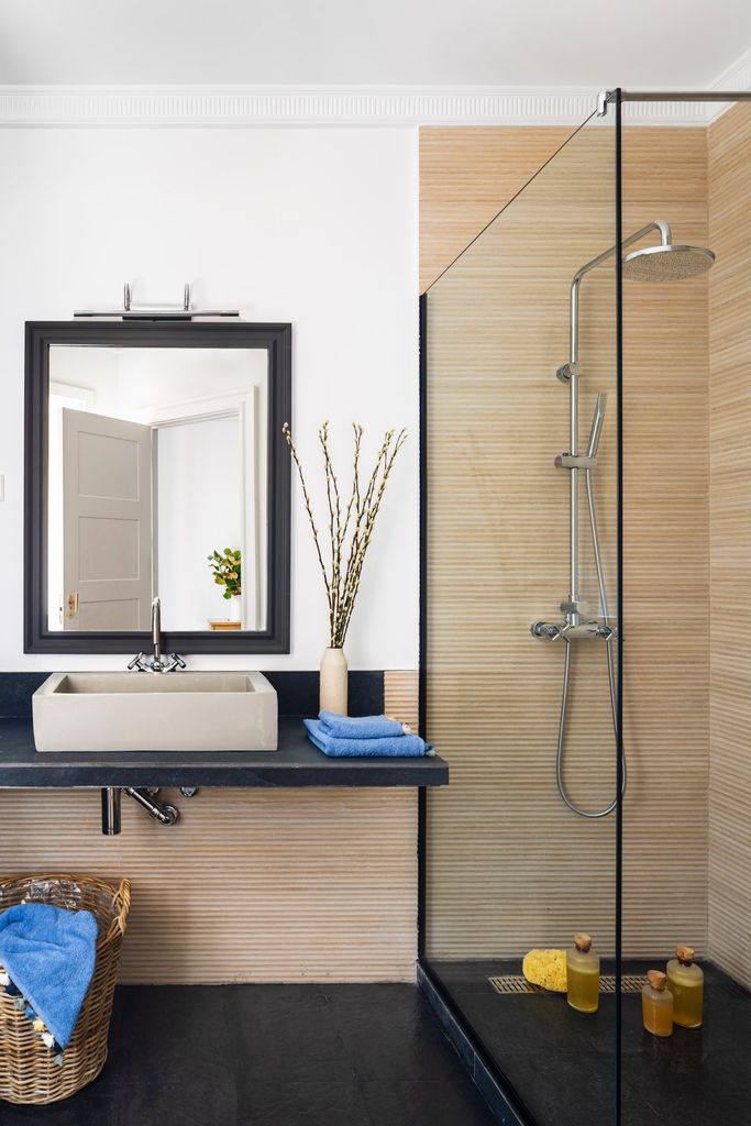 Baño con revestimiento cerámico en acabado madera.