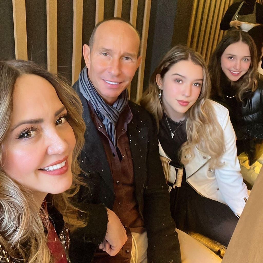 Andrea Legarreta y Erik Rubín con sus hijas