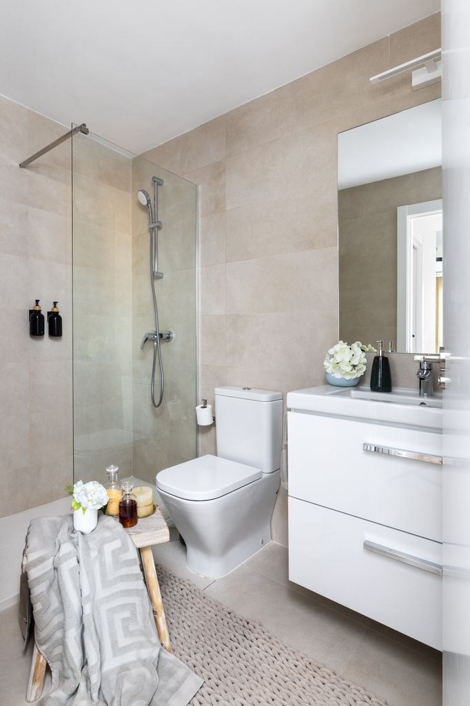 Baño moderno con mueble blanco