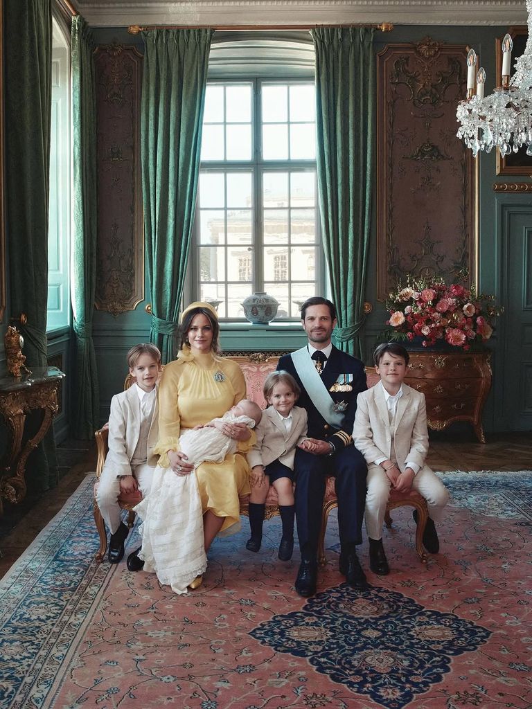 Carlos Felipe y Sofia de Suecia con sus hijos en el bautizo de Ines de Suecia 