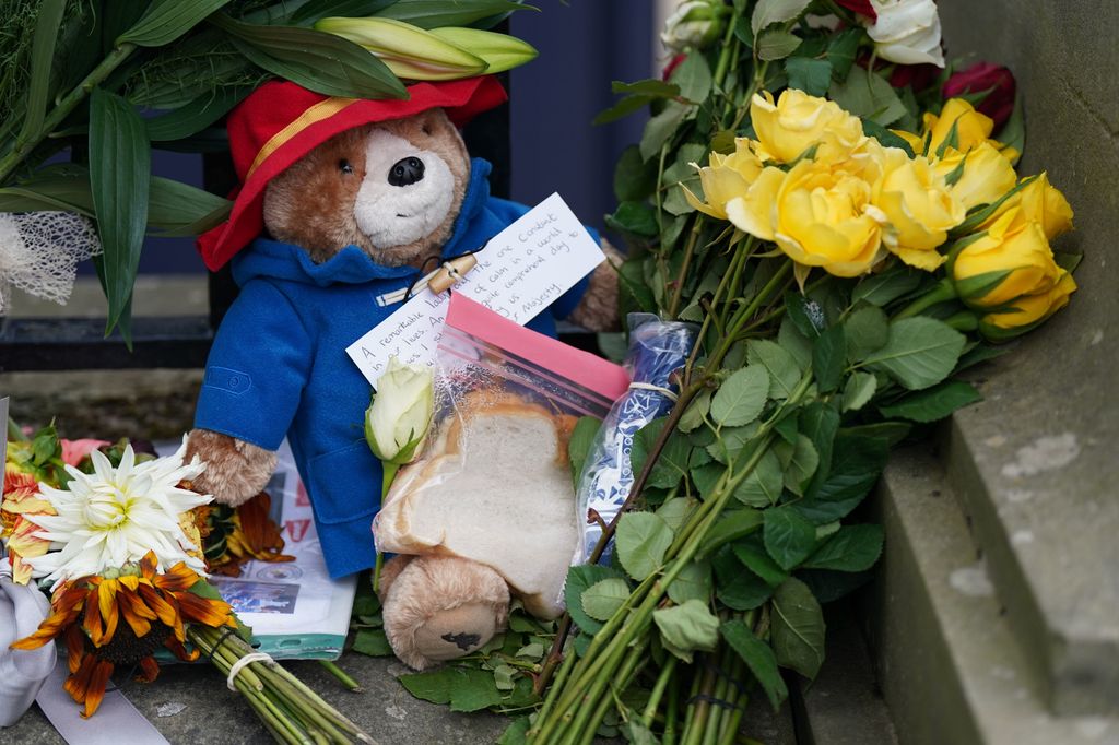 "EDIMBURGO, ESCOCIA - 12 DE SEPTIEMBRE: Un oso Paddington de juguete y un sándwich de mermelada, en alusión a la relación de la reina con el personaje de libros infantiles durante el Jubileo Real, fueron colocados frente al Palacio de Holyroodhouse el 12 de septiembre de 2022 en Edimburgo, Escocia. El rey Carlos III se unió a la procesión que acompañaba el féretro de Su Majestad la Reina desde el Palacio de Holyroodhouse a lo largo de la Royal Mile hasta la Catedral de St Giles. El rey y la reina consorte, acompañados por otros miembros de la familia real, también asistieron a un servicio de oración y reflexión por la vida de la reina, donde permaneció en capilla ardiente durante 24 horas antes de ser trasladada por vía aérea a Londres. (Foto de Jacob King-WPA Pool/Getty Images)"