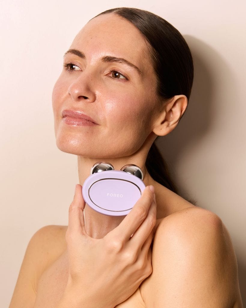 Rostro de mujer utilizando el masajeador facial FOREO Bear 2