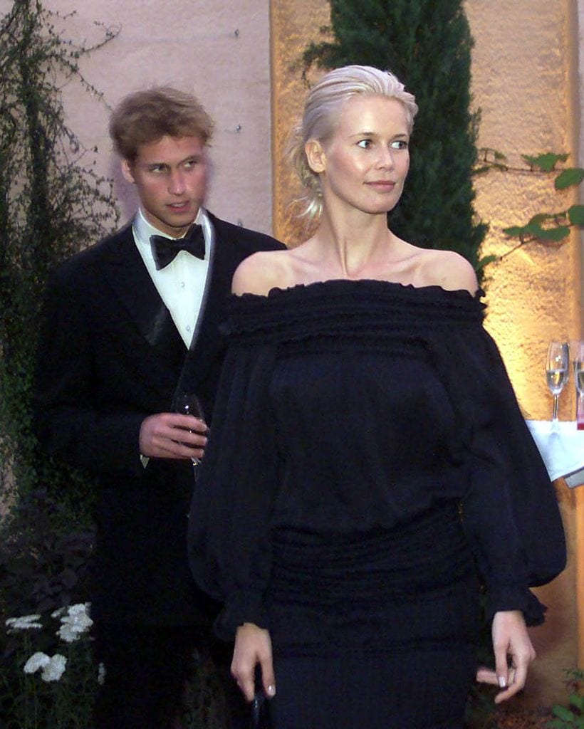 El príncipe Guillermo charla con la supermodelo Claudia Schiffer durante una fiesta en Highgrove House para celebrar la instalación de un jardín islámico diseñado para el Chelsea Flower Show.
…El Príncipe de Gales no pudo asistir a la fiesta porque estaba pasando la noche en el hospital tras una caída de su pony de polo.
(Foto de PA Images vía Getty Images)