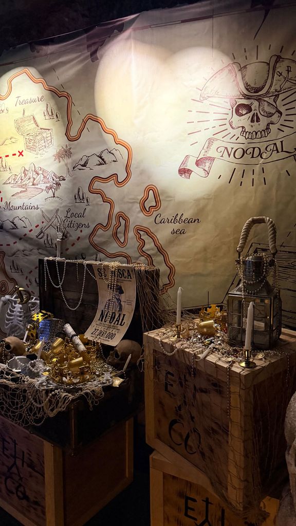 También se podían ver tesoros y mapas que ambientaban a la perfección