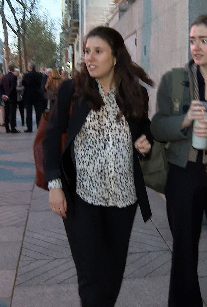 Teresa Urquijo a la salida de un funeral (abril 2025)