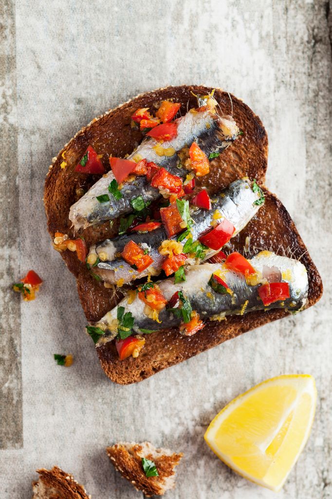 Tostada de sardinas con tomate