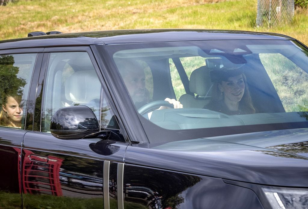 Guillermo y Kate, junto a su hija Charlotte, asisten a una ceremonia religiosa cercana a la residencia real de Balmoral