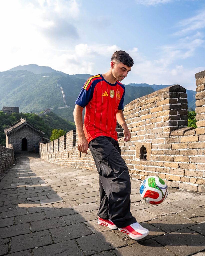 Pedri, en su viaje a China tras el Mundial