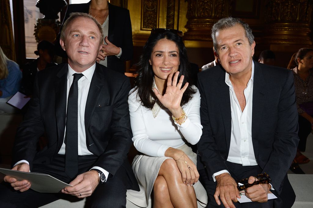 Francois-Henri Pinault y Salma Hayek junto al fotógrafo Mario Testino en el Paris Fashion Week de 2013.