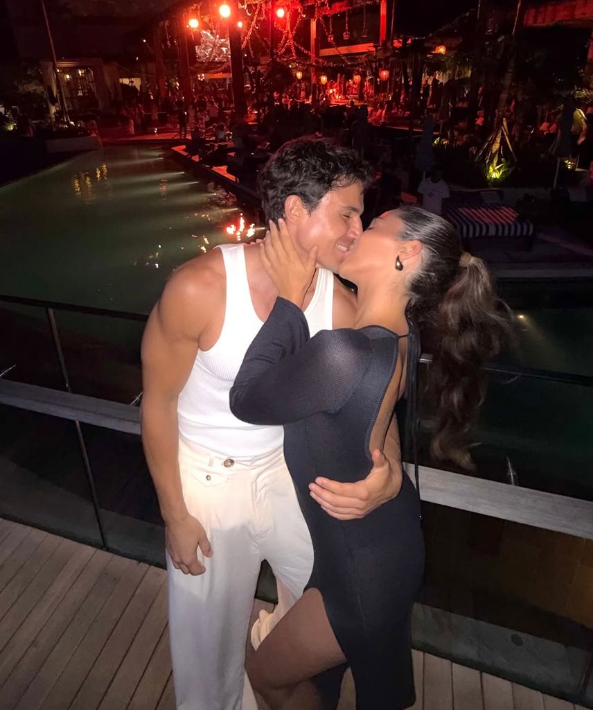 El romántico beso del actor y la 'influencer'