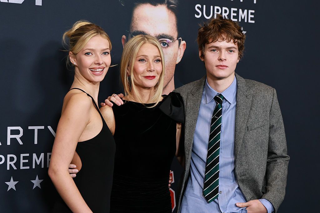 Apple Martin, Gwyneth Paltrow y Moses Martin en la premiere de 'Marty Supreme'