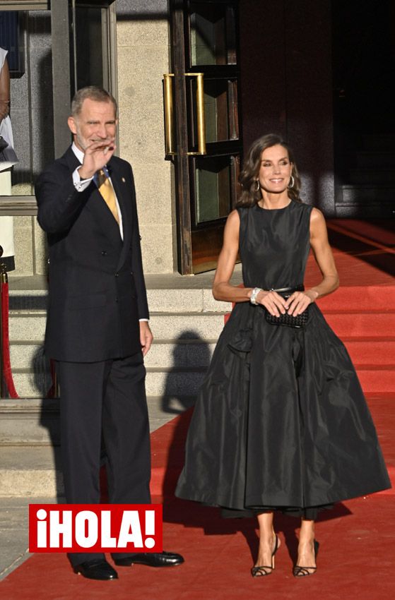 La reina Letizia rescata el vestido 'New Look'  de origen español que maravilló a la prensa internacional