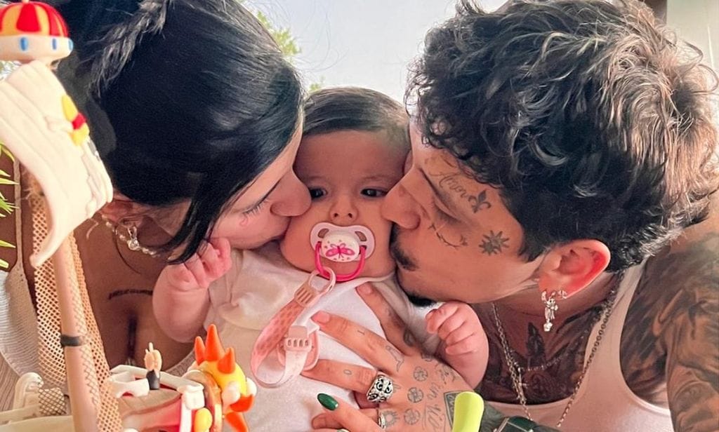 cazzu y nodal con su hija inti
