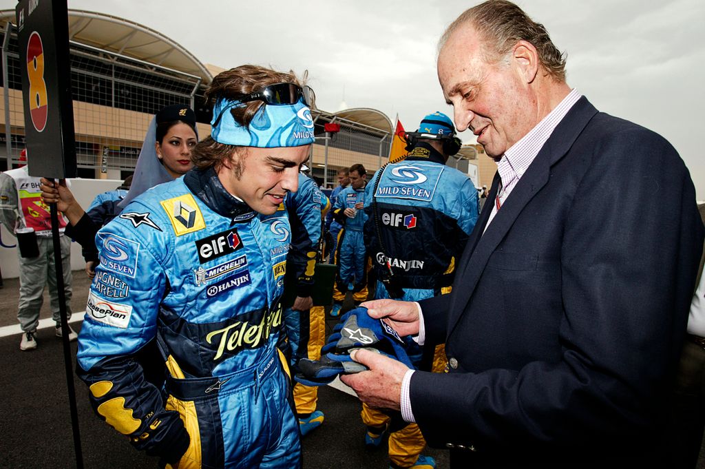Fernando Alonso y Juan Carlos en el Gran Premio de Baréin en el año 2004