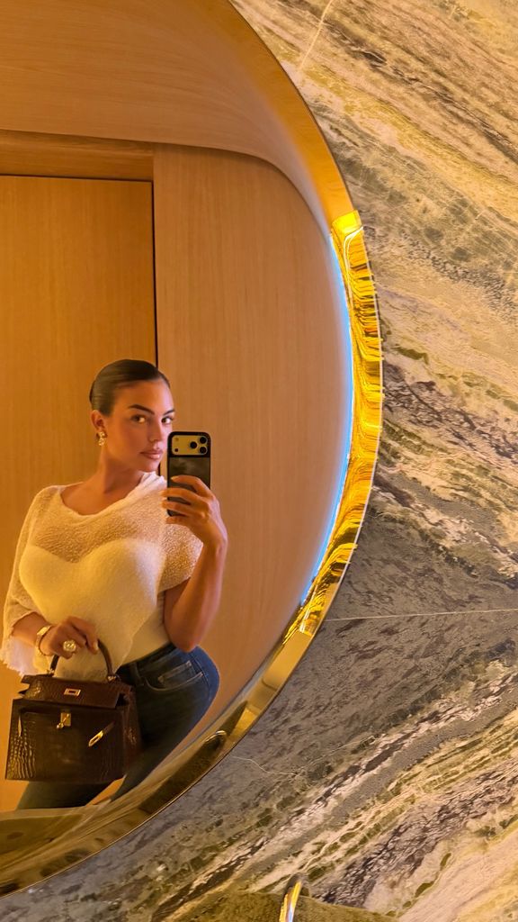 Georgina posa frente al espejo sin su alianza de casada a la vista, pero con el espectacular anillo de compromiso que Cristiano le regaló hace ahora un año
