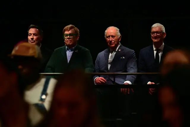 El Rey se sentó junto a Elton John y su esposo David Furnish durante una prueba de sonido.
