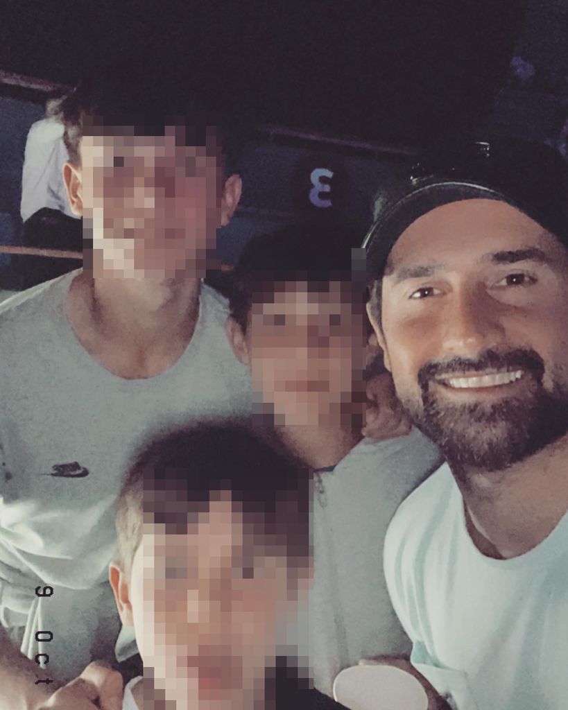 Rubén de la Red junto a sus tres hijos